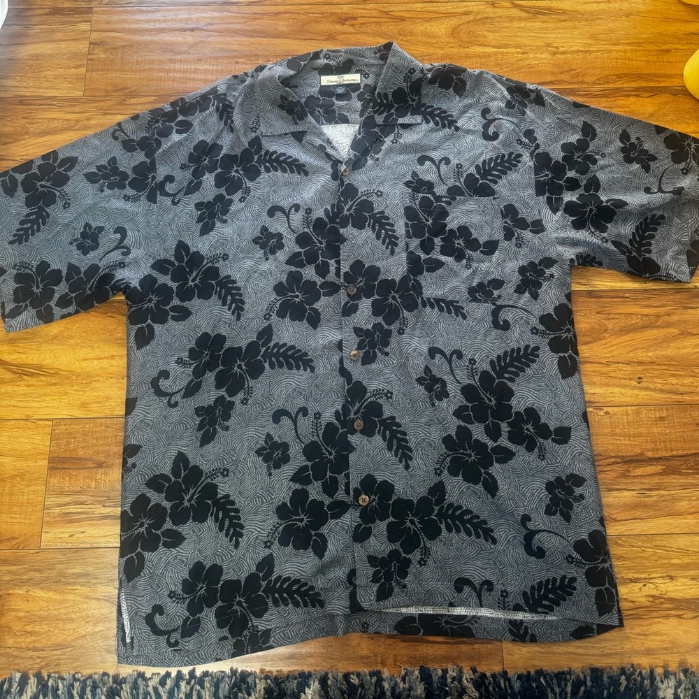 Men Vintage linen Tommy Bahamas
Hawaiian shirt Size XXL POP Black Floral Shirt